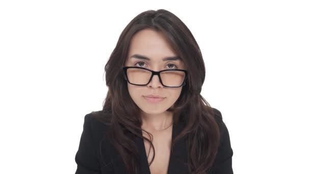 Närbild Unga Kaukasiska Kvinna Glasögon Tittar Kameran Och Skällde Någon — Stockvideo