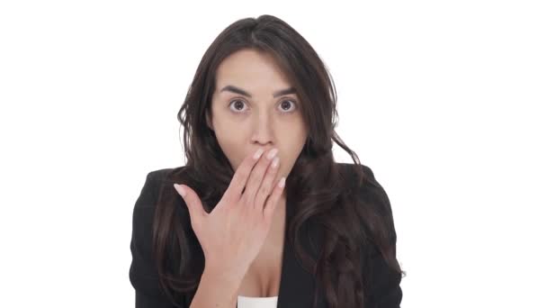 Kafkasyalı Bir Kadının Palmiyeyle Ağzını Kapayıp Büyük Bir Şaşkınlık Içinde — Stok video