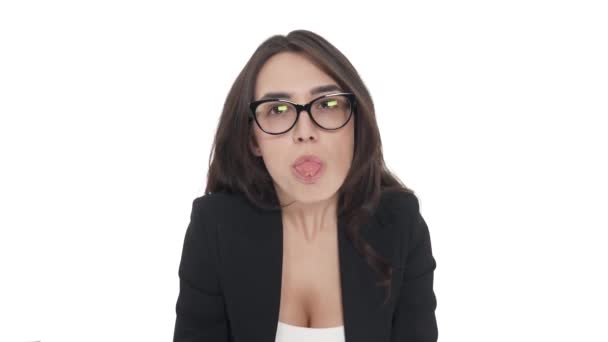 Κάτοψη Καυκάσιας Γυναίκας Γυαλιά Προσβλητική Έκφραση Βγάζει Γλώσσα Της Έξω — Αρχείο Βίντεο