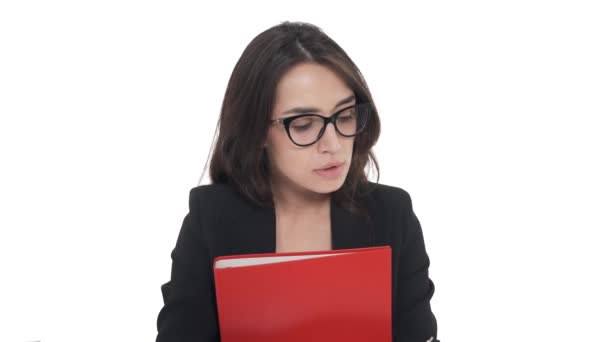 Biała Kobieta Okularach Folderem Nękanym Wątpliwościami Biznesmenka Się Denerwuje Wzdycha — Wideo stockowe