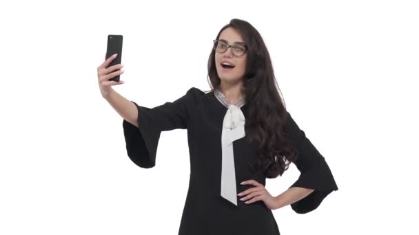 Mladá Běloška Brýlích Oblečená Formálních Šatech Používá Chytrý Telefon Rozhovoru — Stock video