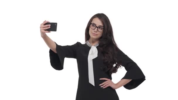 Retrato Una Joven Mujer Caucásica Gafas Tomando Selfie Posando Cámara — Vídeos de Stock