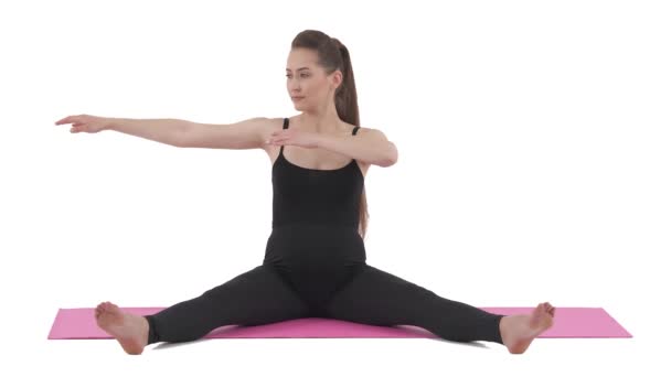 Entrenamiento Para Embarazadas Mujer Caucásica Sentada Una Esterilla Yoga Haciendo — Vídeo de stock