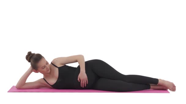 Donna Caucasica Incinta Sdraiata Sul Tappetino Yoga Accarezzandosi Pancia Concetto — Video Stock