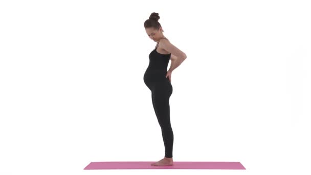 Zijaanzicht Van Een Zwangere Blanke Vrouw Die Een Yoga Mat — Stockvideo