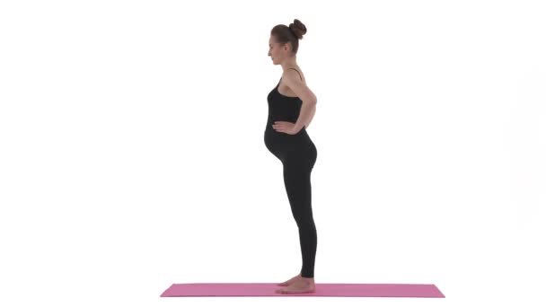 Vista Lateral Mujer Caucásica Embarazada Pie Sobre Estera Ejercicio Curvas — Vídeo de stock