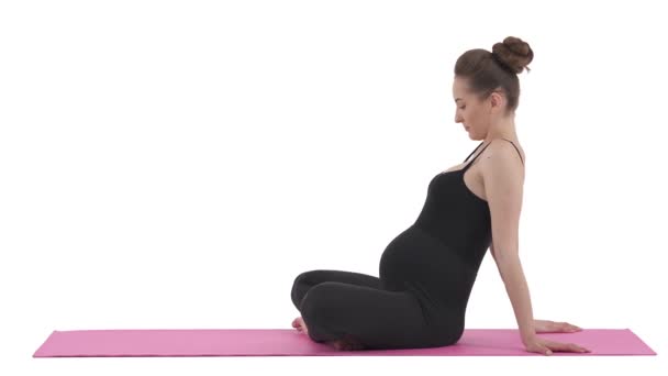 Zwangere Blanke Vrouw Zit Gekruiste Benen Yoga Mat Drukt Benen — Stockvideo