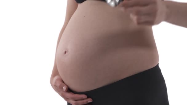 Close Van Buik Van Een Zwangere Blanke Vrouw Toekomstige Moeder — Stockvideo