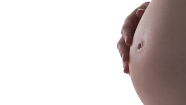 Крупный План Живота Беременной Белой Женщины Будущая Мама Глядя Свой — стоковое видео
