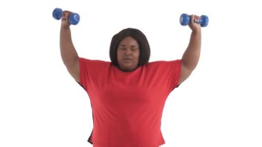 Beyaz arka planda izole edilmiş halterlerle omuz üstü baskı yapan Afrikalı büyük boy modelin portresi