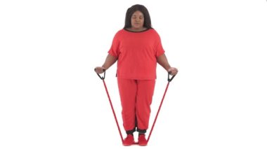 Beyaz arka planda izole bir şekilde direniş bandıyla çalışan Afrikalı artı boyut kadın portresi