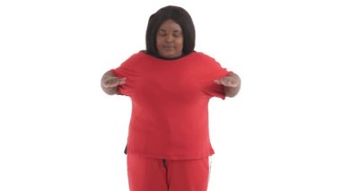 Beyaz arka planda izole edilmiş soğutma gerdirme egzersizi yapan siyah artı boyut modelinin portresi