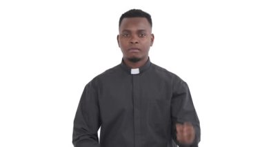 Siyah rahibin portresi beyaz arka planda izole edilmiş bir şekilde el çırpıyor ve kaldırıyor.