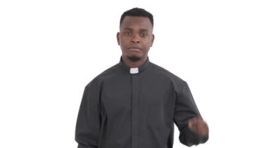 Siyah üzgün rahibin portresi, beyaz arka planda izole edilmiş inkârla parmağını eğip kafasını sallıyor. Hıristiyan konsepti.