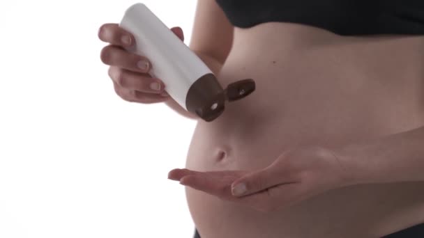 妊娠中の白人女性の腹を閉じます 将来のお母さんの胃を見て虫眼鏡を投げる 白地に隔離された — ストック動画