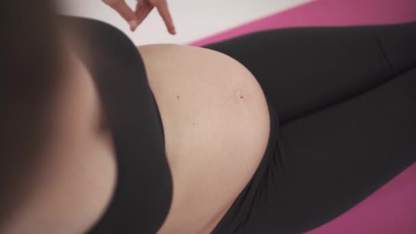 Hamile Beyaz Bir Kadının Karnına Yakın Çekim Müstakbel Anne Karnına — Stok video