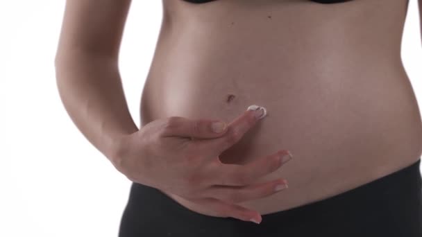 Zamknij Brzuch Ciężarnej Białej Kobiety Przyszła Mama Patrzy Swój Brzuch — Wideo stockowe