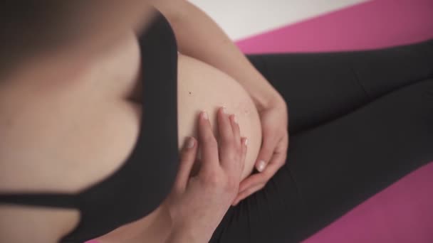Großaufnahme Des Bauches Einer Schwangeren Kaukasierin Zukünftige Mütter Die Auf — Stockvideo