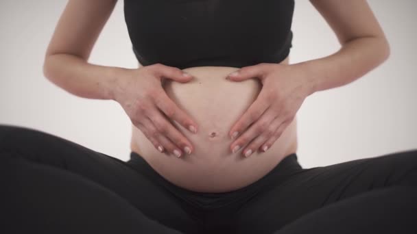 Крупный План Живота Беременной Белой Женщины Будущая Мама Глядя Свой — стоковое видео