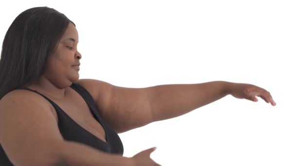 Nahaufnahme Einer Schwarzen Frau Mit Übergewicht Unterwäsche Die Ihr Fett — Stockvideo