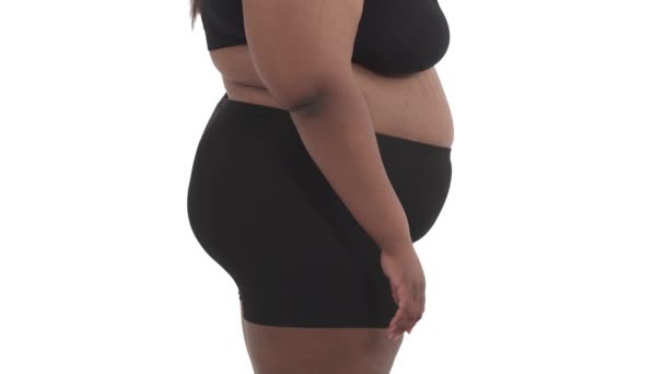 Vista Lateral Corpo Mulher Obesa Africana Irreconhecível Roupa Interior Sacudindo — Vídeo de Stock