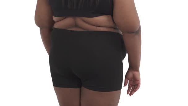 Beyaz Arka Planda Izole Edilmiş Vücudunu Sallayan Siyah Obez Kadının — Stok video