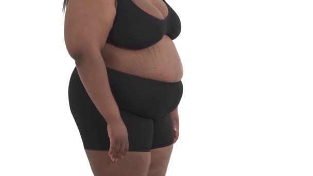 无法辨认的黑胖女人穿着内裤 摇着被白色背景隔离的战利品 — 图库视频影像