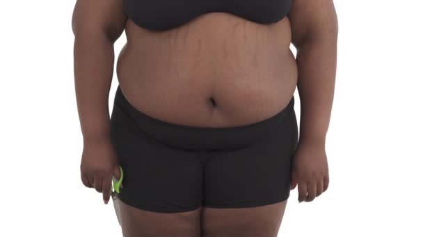 Неузнаваемое Тело Африканской Ожирённой Женщины Нижнем Белье Ножницами Симулирующей Вырезание — стоковое видео