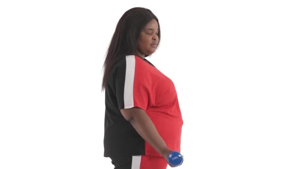 Seitenansicht Porträt Einer Schwarzen Frau Mit Übergewicht Dabei Bizeps Curl — Stockvideo