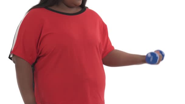 Nahaufnahme Porträt Einer Schwarzen Frau Mit Übergewicht Dabei Bizeps Locken — Stockvideo