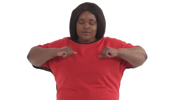 白い背景に隔離された暖かい運動をして太りすぎのアフリカの女性の肖像画 — ストック動画