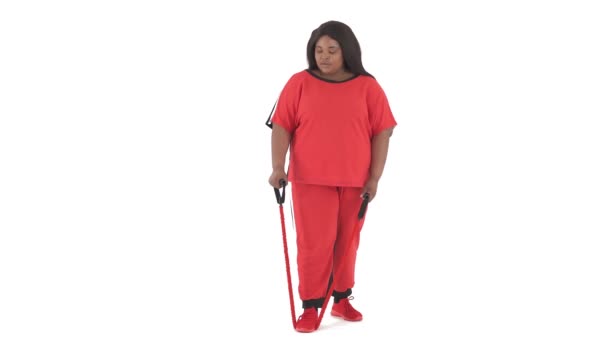 Ritratto Donna Afroamericana Sovrappeso Che Lavora Con Espansore Isolato Sfondo — Video Stock