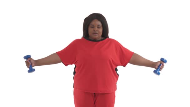 Retrato Mulher Negra Com Excesso Peso Halterofilismo Halteres Até Isolado — Vídeo de Stock