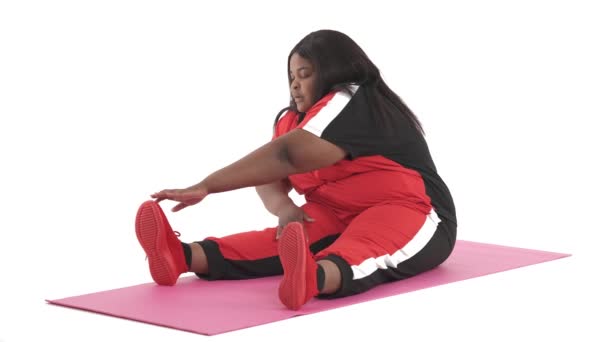 Porträt Eines Schwarzen Size Modells Das Pilates Matte Macht Sägte — Stockvideo