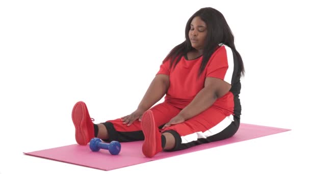 Portrait Black Woman Overweight Trying Reach Dumbbell Her Foot Isolated — Stock Video