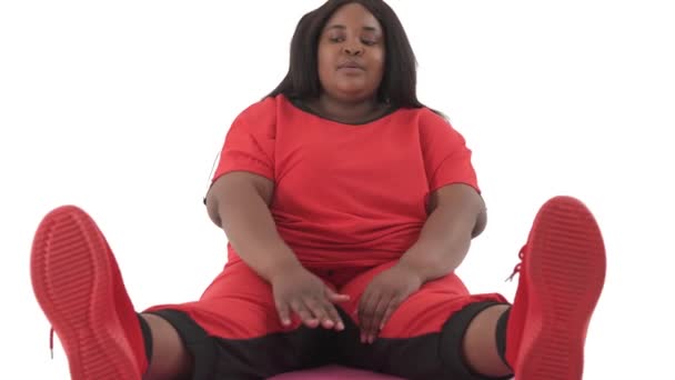 Close Portrait African American Woman Overweight Doing Pilates Mat Saw — Stock Video