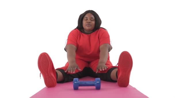 Retrato Vista Frontal Una Mujer Africana Con Sobrepeso Tratando Alcanzar — Vídeo de stock