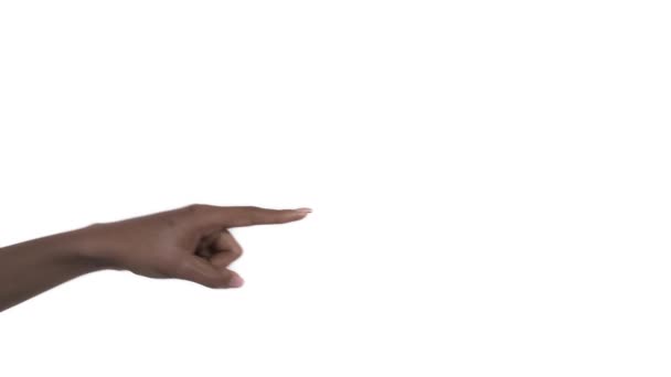 你手签 非洲女人用食指指向右边 在白色背景下孤立无援 — 图库视频影像