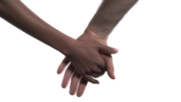 多种族夫妇牵着手 爱的概念 因白人背景而被隔离 — 图库视频影像