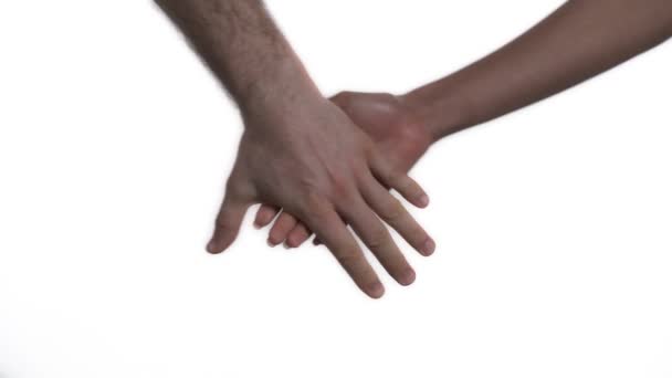 Duas Pessoas Multirraciais Sexos Diferentes Mãos Dadas Casal Multirracial Isolado — Vídeo de Stock
