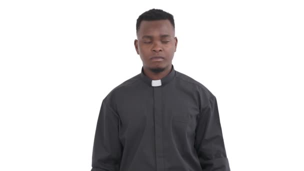 Портрет Черного Священника Складывающего Руки Поднимающего Мольбе Изолированной Белом Фоне — стоковое видео
