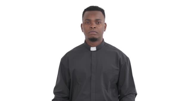 Portretul Preotului Negru Pliind Mâinile Ridicându Într Pledoarie Izolată Fundal — Videoclip de stoc