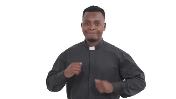 Πορτρέτο Του Μαύρου Ιερέα Διπλώνοντας Χέρια Και Σηκώνοντας Επάνω Μια — Αρχείο Βίντεο