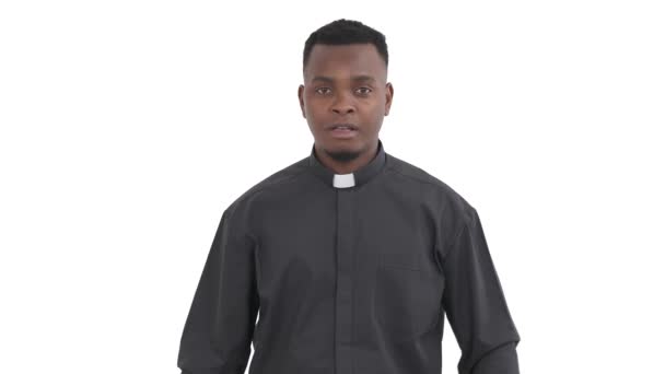 Porträt Eines Schwarzen Priesters Der Die Hände Faltet Und Sie — Stockvideo