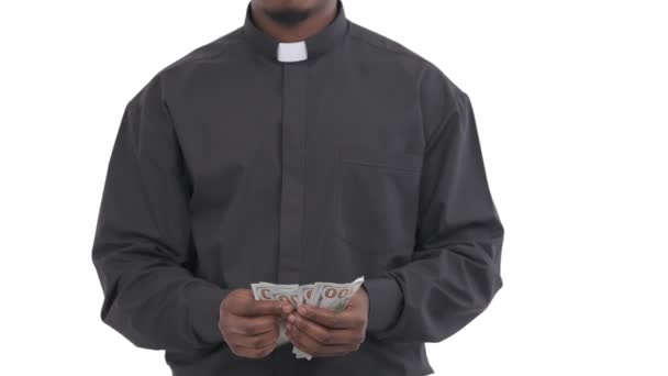 黑人牧师的画像 双手交叉 举起手来 在白色背景下分开的恳求中 — 图库视频影像