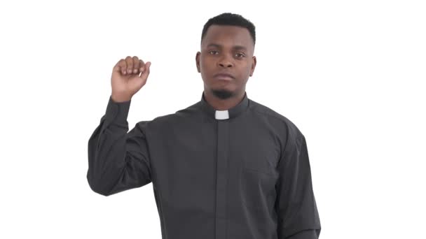 Retrato Del Sacerdote Negro Doblando Las Manos Levantándolo Una Súplica — Vídeo de stock