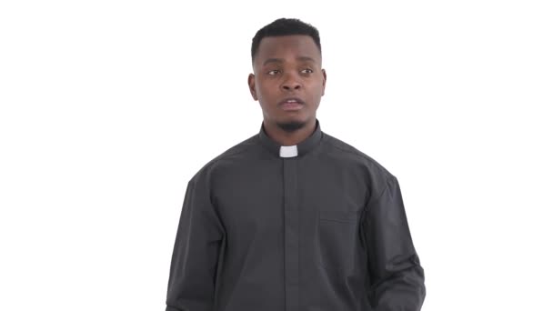 Portret Van Zwarte Priester Vouwen Handen Tillen Een Pleidooi Geïsoleerd — Stockvideo