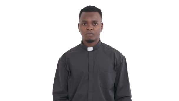 Portrait Jeune Prêtre Noir Regardant Caméra Montrant Comme Demandait Qui — Video