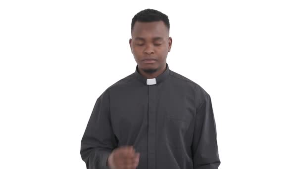 Porträt Eines Sich Kreuzenden Schwarzen Priesters Der Den Kopf Verbeugt — Stockvideo