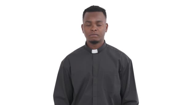 アフリカの聖職者の肖像画は 額から 一方の肩から他方へと彼の手をMp4Ingと白の背景に隔離された十字架の胸のサインを作ります — ストック動画